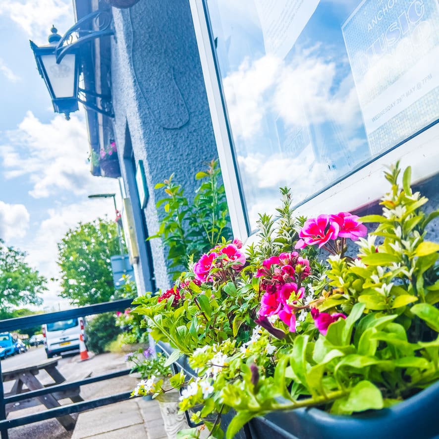 Beer garden at The Anchor under the Heathrow flight path